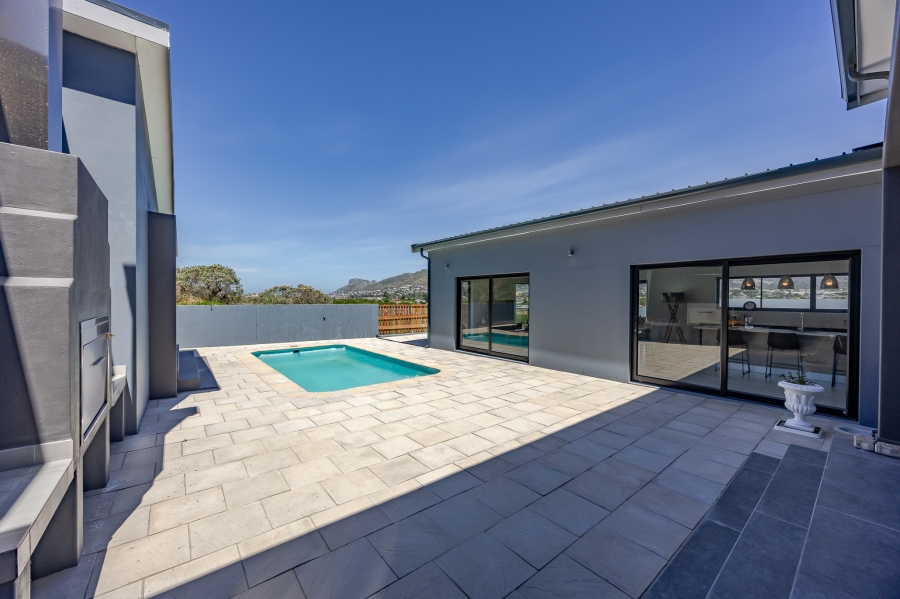 4 Bedroom Property for Sale in Crofters Valley Western Cape